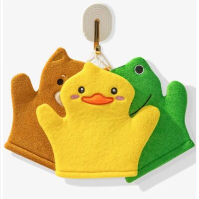 Gant de toilette bébé en matière éponge motif animal mignon sur fond blanc