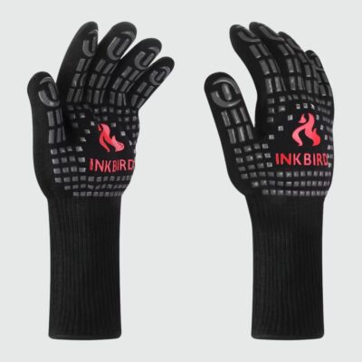 Gants noirs et rouges pour le barbecue