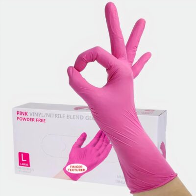 On voit une boîte de gants jetables roses et une main qui en porte un.