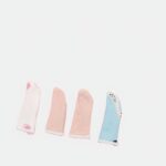 10 doigts de gant de couleurs différentes, rose, beige, bleu, blanc posés sur un fond bleu et rose