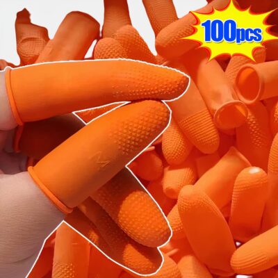 Une main avec 4 doigts équipés de gants oranges. Un tas de doigt de gant ornage et 100 pcs écrit en bleu sur du jaune