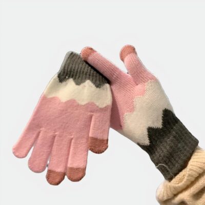 Gant rose, blanc et gris avec des motifs de vagues. Une main tien l'autre gant en l'air
