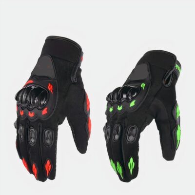 2 gants de moto noir et vert et noir et rouge avec une coque sur la main