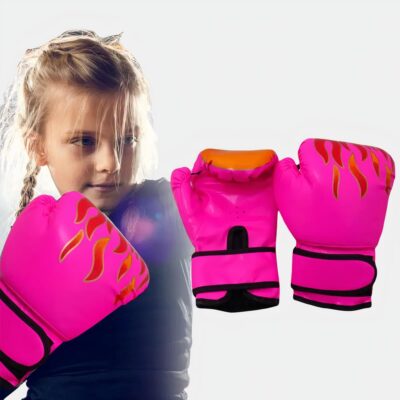 Gant de boxe rose pour enfants avec une petite fille portant un gant de boxe.