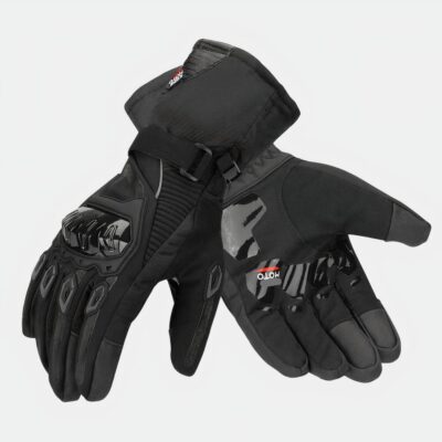 gants noirs de moto avec un mot moto en noir souligné de rouge et le logo CE