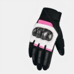 Un gant de moto rose, noir et blan avec la marque CE de l'homologation