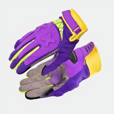 Une paire de gant de moto violet, bleu et jaune. Les 2 gants tournés l'un vers l'autre