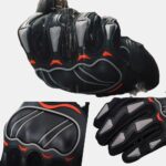 3 photos de gants de moto rouge, noir et gris. Une où l'on voit les doigts, une autre la coque sur la main et la troisième le poing fermé