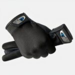 Une main dans un gant avec du fris et bleu au poignet tient l'autre gant gant plié dans la mainnoir