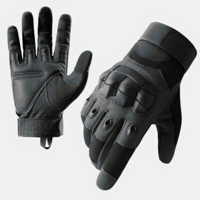 2 gants noirs avec une coque sur la main
