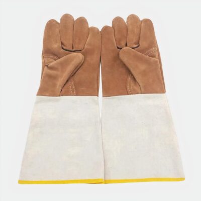 2 gants marrons clairs et beiges longs posés l'un à côté de l'autre positionnés face de la paume