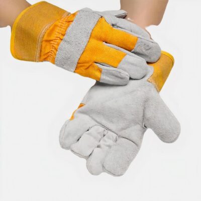 2 mains gantées en gris et jaune. Une main la paume tournéee vers le haut et l'autre posée sur le poignet de l'autre