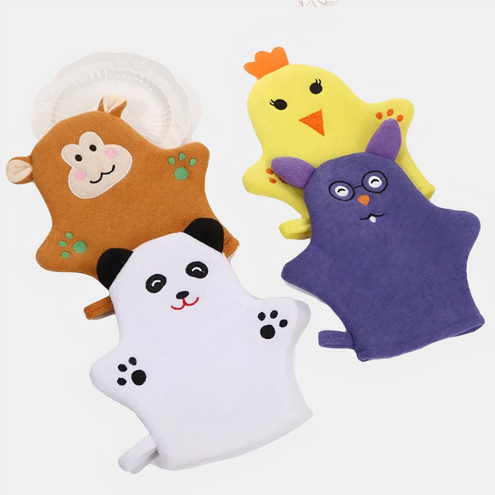Gant de toilette animal pour bébé Quatre gants de toilette pour bébé : un gant de toilette motif singe, un motif poussin, un panda et une souris.