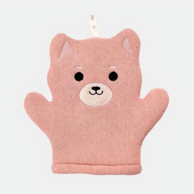 On voit un gant de toilette pour bébé rose en forme d'ourson, sur fond blanc