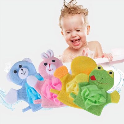 Enfant dans le bain qui rit et en premier plan quantre gants de toilette motifs animaux rigolos : un ours bleun un lapin rose, un canard jaune et une grenouille verte. Leur ventre est une fleur de douche.