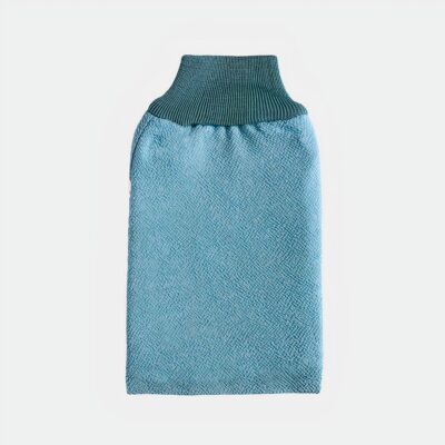 Gant de toilette bleu sur fond blanc.