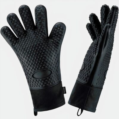 Gants longs noirs sur fond blanc.
