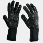 Gants noirs agrippants sur fond de cuisine.
