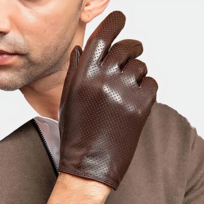 Homme portant un gant en cuir marron.