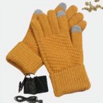 On voit une paire de gants jaune orangé avec des bouts tactiles.