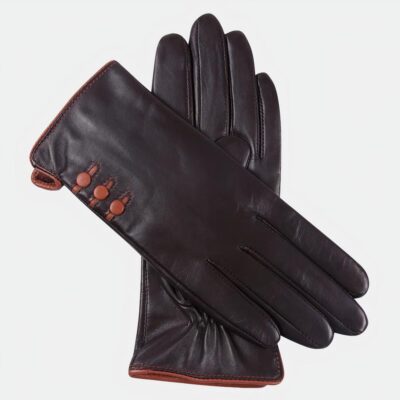 Photo d'une paire de gants Marron foncé à trois boutons marron clair sur le côté et liseré de cuir de même couleur tout autour, le tout sur un fond blanc