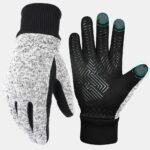 Gants gris et noirs sur fond blanc.