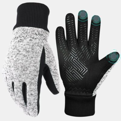 Gants gris et noirs sur fond blanc.