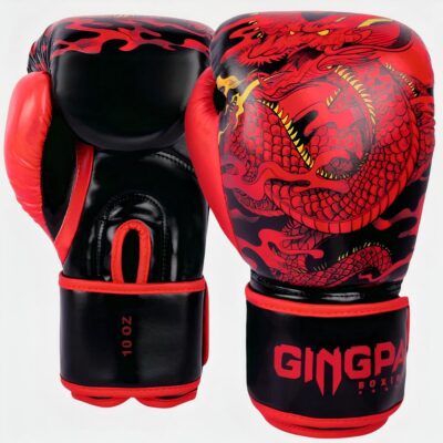 Photo de deux gants de boxe thaï rouge, noirs et doré avec un dragon dessiné sur toute la surface du gant et la marque sur la large bande velcro du poignet, le tout sur fond blanc