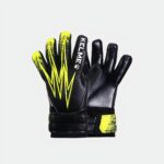 Gants de gardien jaunes et noirs sur fond blanc.