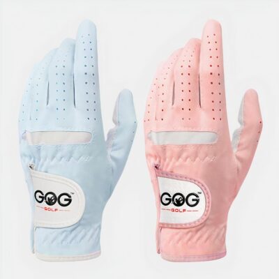 Photo de deux gants de golf main gauche pour femme, l'un bleu l'autre rose en tissu fin sur un fond blanc