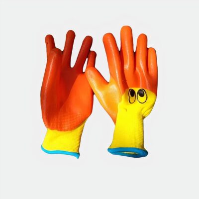 Gants jardinage orange et jaune pour enfant dans des châtaignes