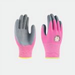 On voit des gants de jardinage rose avec un motif hérissons sur le dos de la main pour les enfants