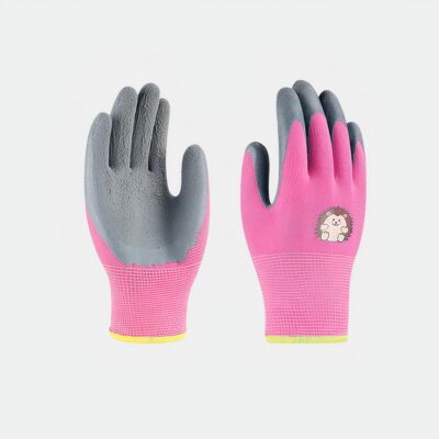 On voit des gants de jardinage rose avec un motif hérissons sur le dos de la main pour les enfants