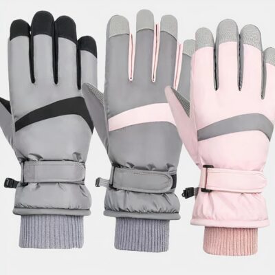 Gants de ski de couleurs différentes.