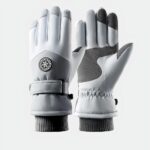 Gants de ski gris sur fond blanc.