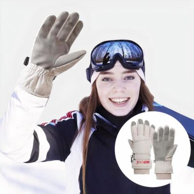 Femme portant un gant de ski gris et faisant un geste de la main.