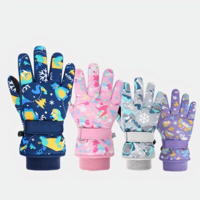 On voit des gants de ski pour enfant : un bleu, un rose, une gris et un violet à motifs.