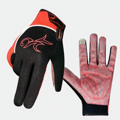 Photo d'une paire de gants de vélo bicolores noirs et rouges l'un présentant le dos avec la marque en rouge et l'autre la paume ouverte avec coussinets et index tactile le tout sur un fond blanc