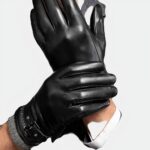 Homme portant des gants noirs en cuir.