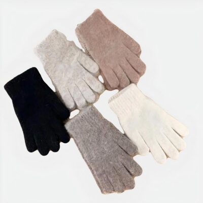 Photo de cinq paires de gants en laine de cachemire de couleur différentes posées sur un support en bois et une page blanche avec inscriptions en noir