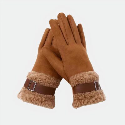 Photo d'une paire de gants d'hiver de couleur camel avec un revers en polaire bouclé et une bande ceinture marron avec petite boucle rectangulaire argentée le tout sur fond blanc
