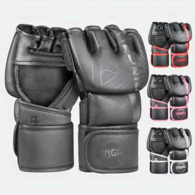 Photo de quatre paires de gants MMA sparring un noir à gauche et plus petits sur la droite un noir et rouge, noir et rose, noir et blanc, le tout sur fond blanc