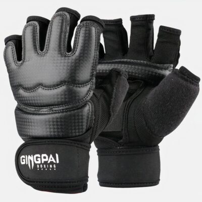 Photo de deux gants noirs pour la pratique du MMA très épais et face à face avec inscription en blanc sur le poignet, le tout sur fond blanc