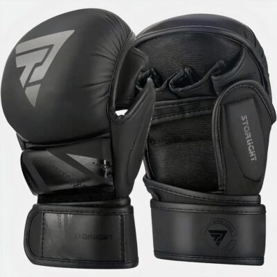 Photo de gants MMA noirs pour professionnels avec logo et inscription ton sur ton, paume contre paume, sur un fond blanc