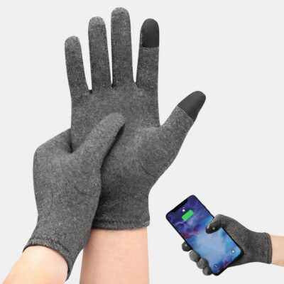 On voit des gants de compression gris pour femme qui sont tactiles et anti-arthrose