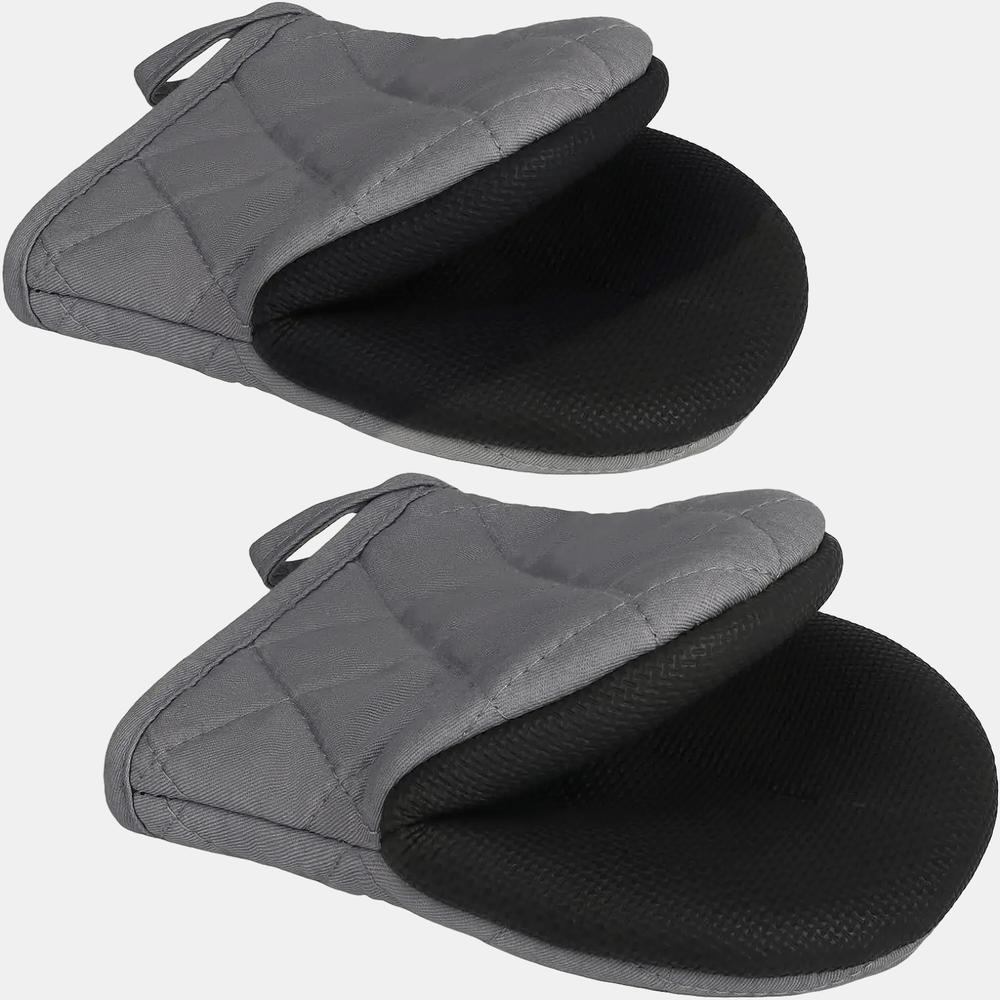 Petit gant de cuisine Deux gants de cuisine gris sur fond blanc.
