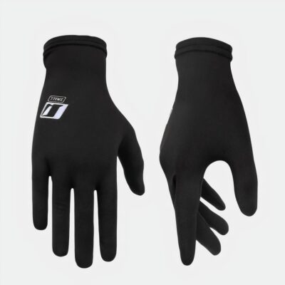 2 gants noirs les pointes des doigts tournés vers le bas