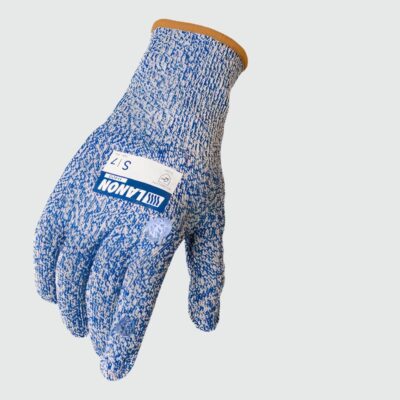 Gants bleus anti-coupure pour la cuisine.