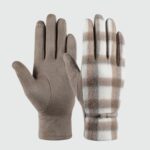 Gants hiver femme à carreaux façon daim en nuances de beige.