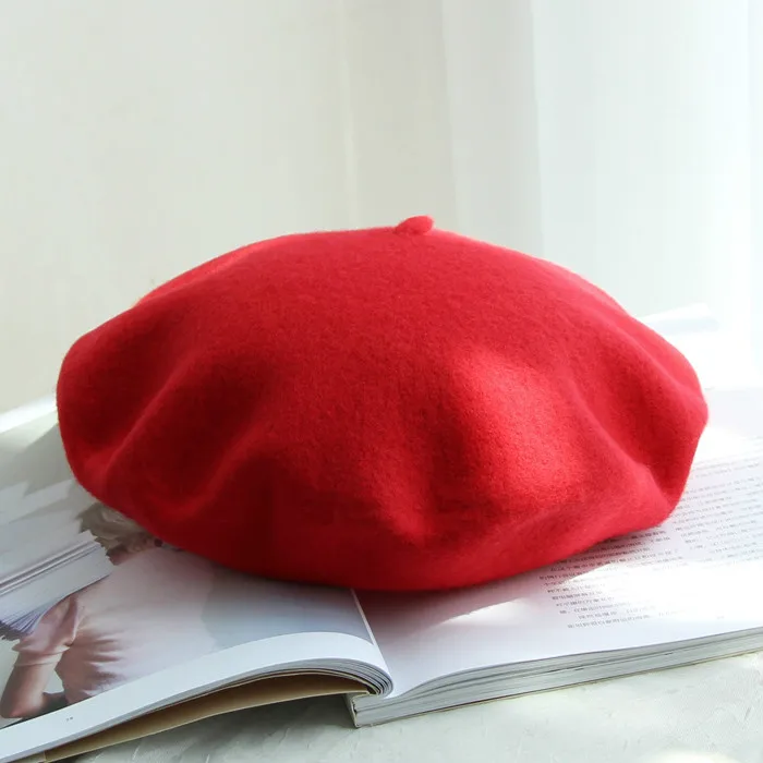 beret-en-laine-rouge-image-2.webp